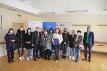 Zaposlenice ravnogorskog Programa »Zaželi« s potpisnicima sporazuma i gostima / Foto M. KRMPOTIĆ