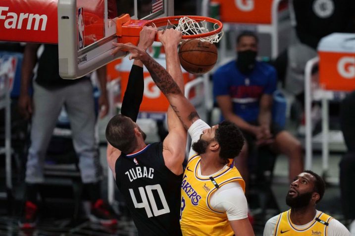 Ivica Zubac zakucava preko Anthonyja Davisa/Foto: REUTERS