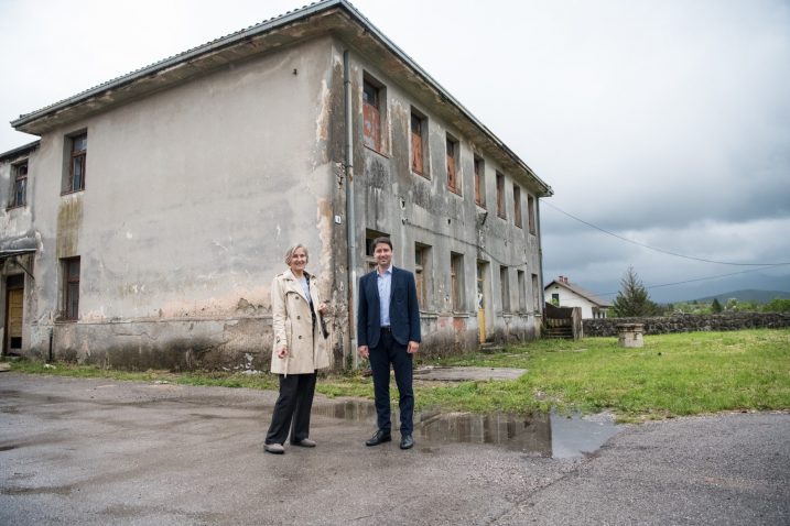 Dragica Marač i Robert Marčelja pred budućim domom za starije u Jelenju