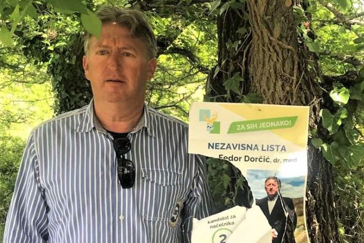 Dr. Fedor Dorčić pred rastrganim predizbornim plakatom svoje liste