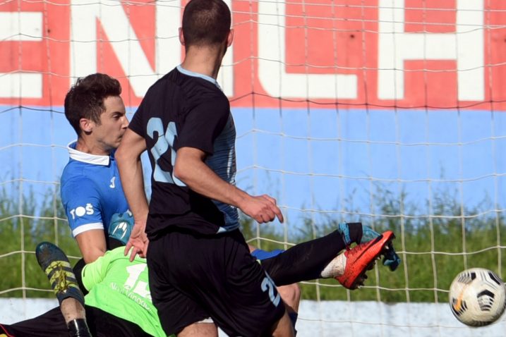 Dino Šarković (Crikvenica) u duelu sa vratarom Vinodola Marinom Godinićem/Foto M. GRACIN