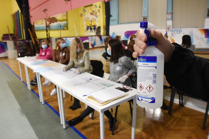 Lokalni izbori provedeni u skladu s epidemiološkim mjerama / Snimio Sergej DRECHSLER