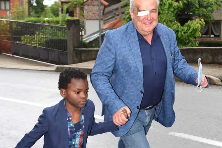 Nikola Ivaniš i unučić Michael kreću na glasanje / Foto Marko Gracin