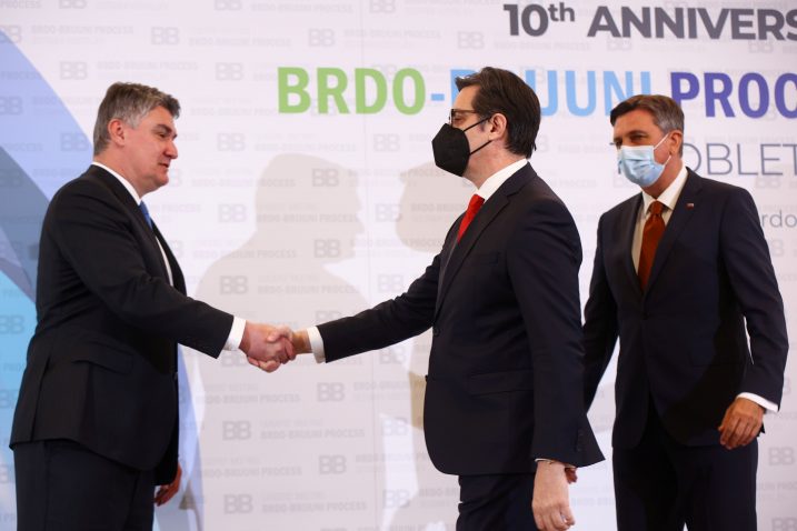 Zoran Milanović rukuje se s predsjednikom Sjeverne Makedonije Stevom Pendarovskim na samitu u Brdu kod Kranja/ Foto Reuters