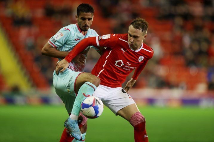 Kyle Naughton (Swansea) i Cauley Woodrow (Barnsley)/Foto REUTERS