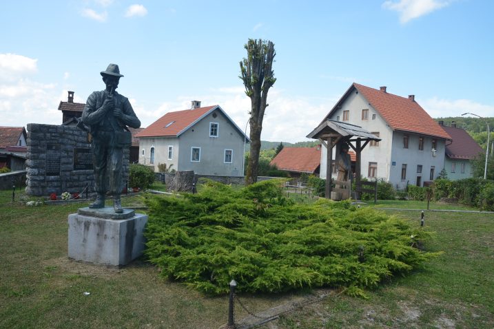 Uređenje parka u središtu Brod Moravica jedan je od poslova koji će biti nastavljeni / Foto M. KRMPOTIĆ