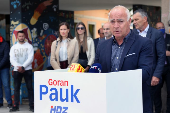 Ima HDZ za drugi krug rezervu birača - Goran Pauk s članovima stranke / Foto Duško JARAMAZ/PIXSELL