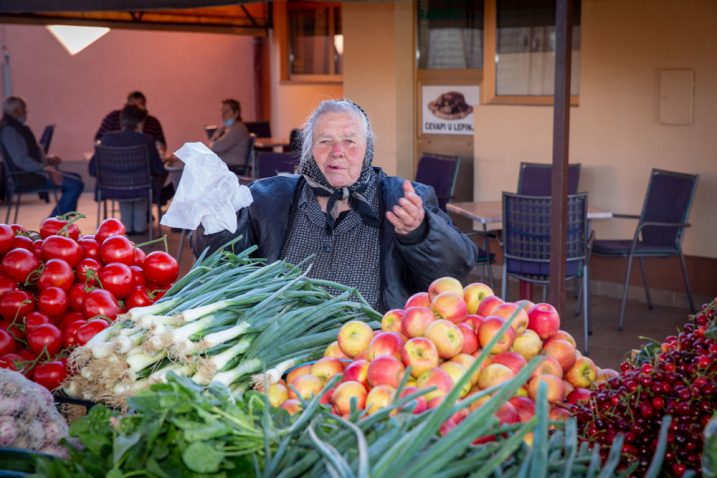 Milija Rogić na gospićkoj tržnici / Foto Marin Smolčić