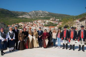Ovako Bakrani dočekuju turiste / Foto REGIS@BALLAND.FR