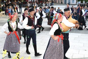 Dolazak folkloraša na Trg Studenac / Foto MARKO GRACIN