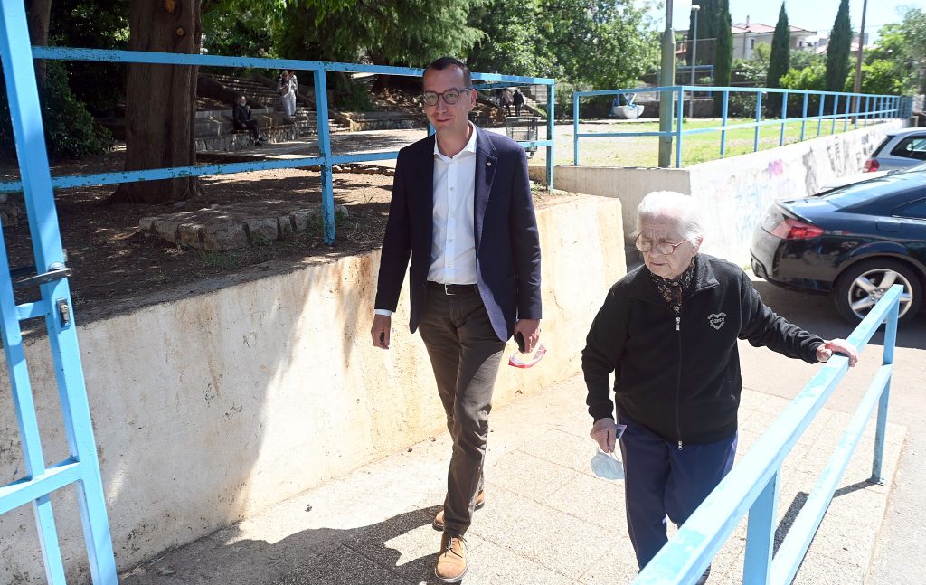 Marko Filipović stiže na biralište na Kantridi sa svojom bakom / Snimio Vedran KARUZA