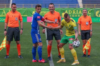 Ivan Bebek i pomoćnici s kapetanima momčadi uoči početka utakmice/Foto PIXSELL
