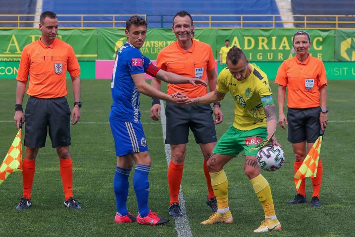 Ivan Bebek i pomoćnici s kapetanima momčadi uoči početka utakmice/Foto PIXSELL