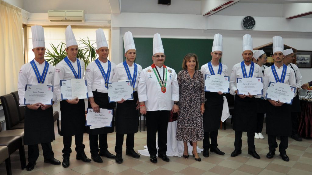 Prva krčka generacija kuhara-specijalista hrvatske nacionalne kuhinje s mentorom Bešlićem i ravnateljicom Cvitkušić / Foto M. TRINAJSTIĆ