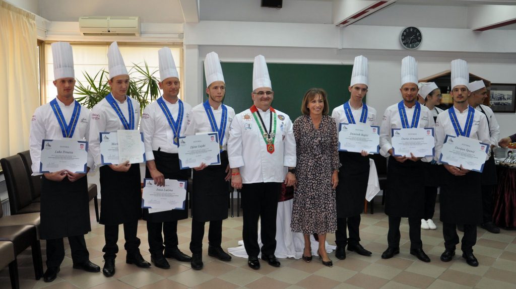 Prva krčka generacija kuhara-specijalista hrvatske nacionalne kuhinje s mentorom Bešlićem i ravnateljicom Cvitkušić / Foto M. TRINAJSTIĆ 