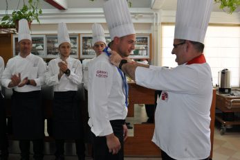 Novopečenim kuharima-specijalistima lente i diplome dodijelio mentor Saša Bešlić / Foto M. TRINAJSTIĆ