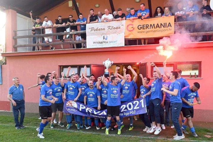 FEŠTA NA GRAŠĆINI - Momčad Klane s trofejom za prvaka/Foto V. KARUZA
