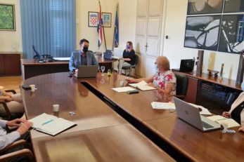 Novi gradonačelnik Fernando Kirigin i zamjenica Kristina Đukić s pročelnicima gradskih upravnih odjela