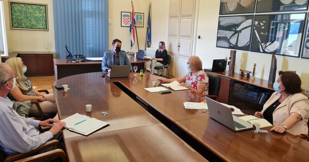 Novi gradonačelnik Fernando Kirigin i zamjenica Kristina Đukić s pročelnicima gradskih upravnih odjela
