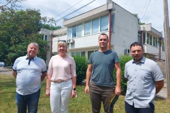 Krešimir Persen, Ivana Cvitan Polić, Branimir Grabovac i Dario Miculinić ispred ambulante u Čavlima