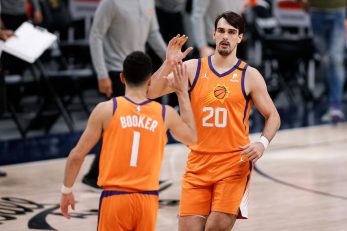 Devin Booker i Dario Šarić/Foto: REUTERS