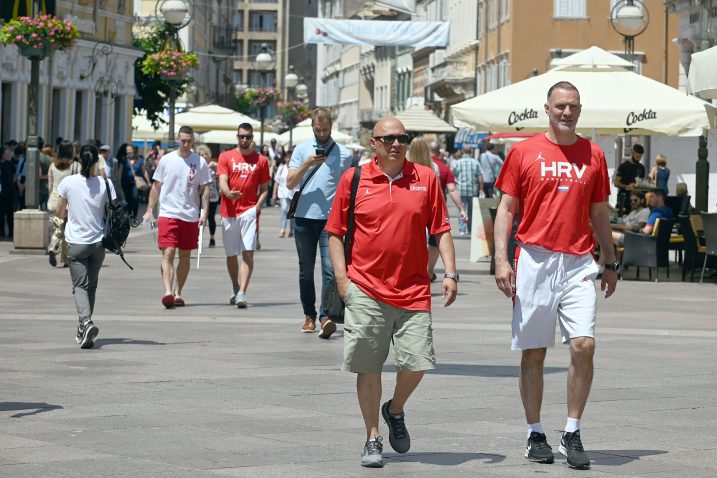 ŠETNJA KORZOM - Antonio Jordano i Roko Ukić u stopu prate domaćina reprezentacije Roberta Jurkovića i izbornika Veljka Mršića/Foto V. KARUZA