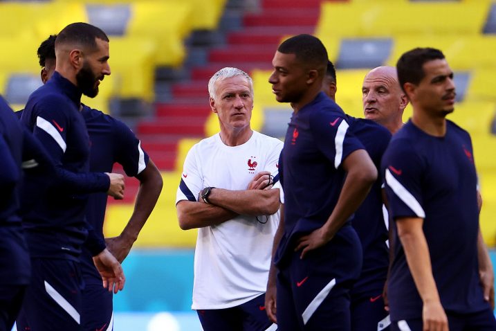 NAPADAČKI ADUTI - Karim Benzema i Kylian Mbappé s Didierom Deschampsom/Foto REUTERS