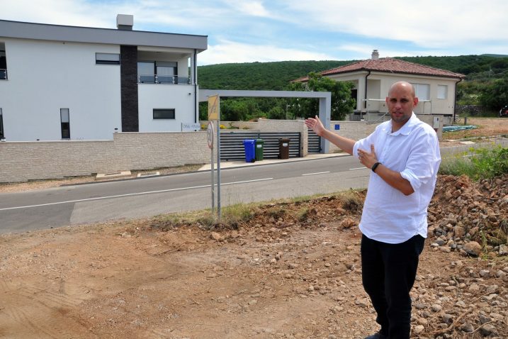 Uz gradilište smješteni su stambeni te objekti namijenjeni iznajmljivanju, neki kategorizirani i s pet zvjezdica – Daniel Strčić / Foto M. TRINAJSTIĆ