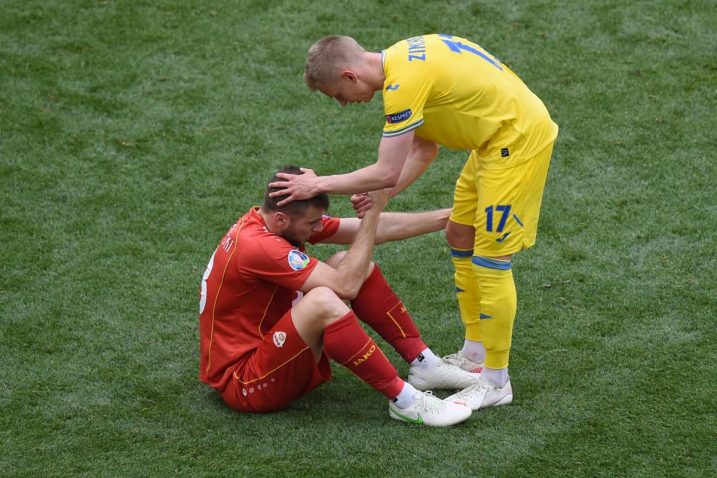 Oleksandr Zinchenko tješi Stefana Ristovskog nakon utakmice/Foto REUTERS
