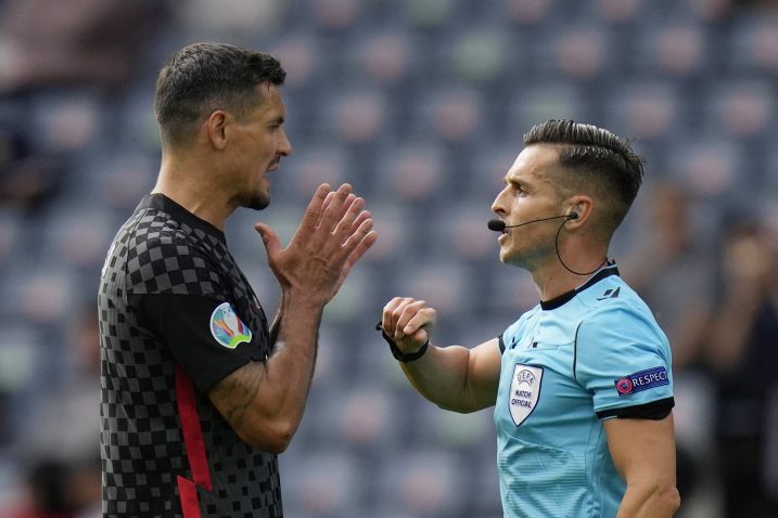 Dejan Lovren raspravalja su sucem tijekom ogleda s Česima/Foto REUTERS