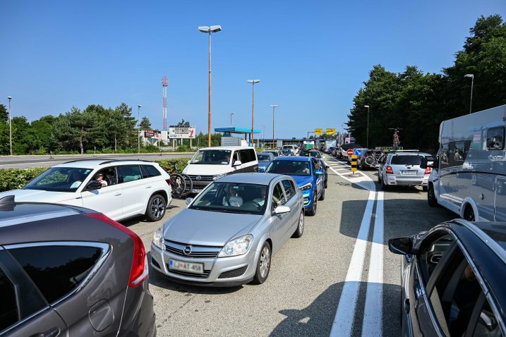 Slovence je neugodno iznenadila odluka njihove vlade da na povratku moraju imati negativan COVID-test / foto M. LEVAK