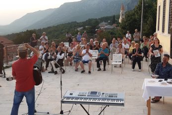 : Nastup Nevena Barca na platou ispred Kuće Klović / Foto: D. BADURINA