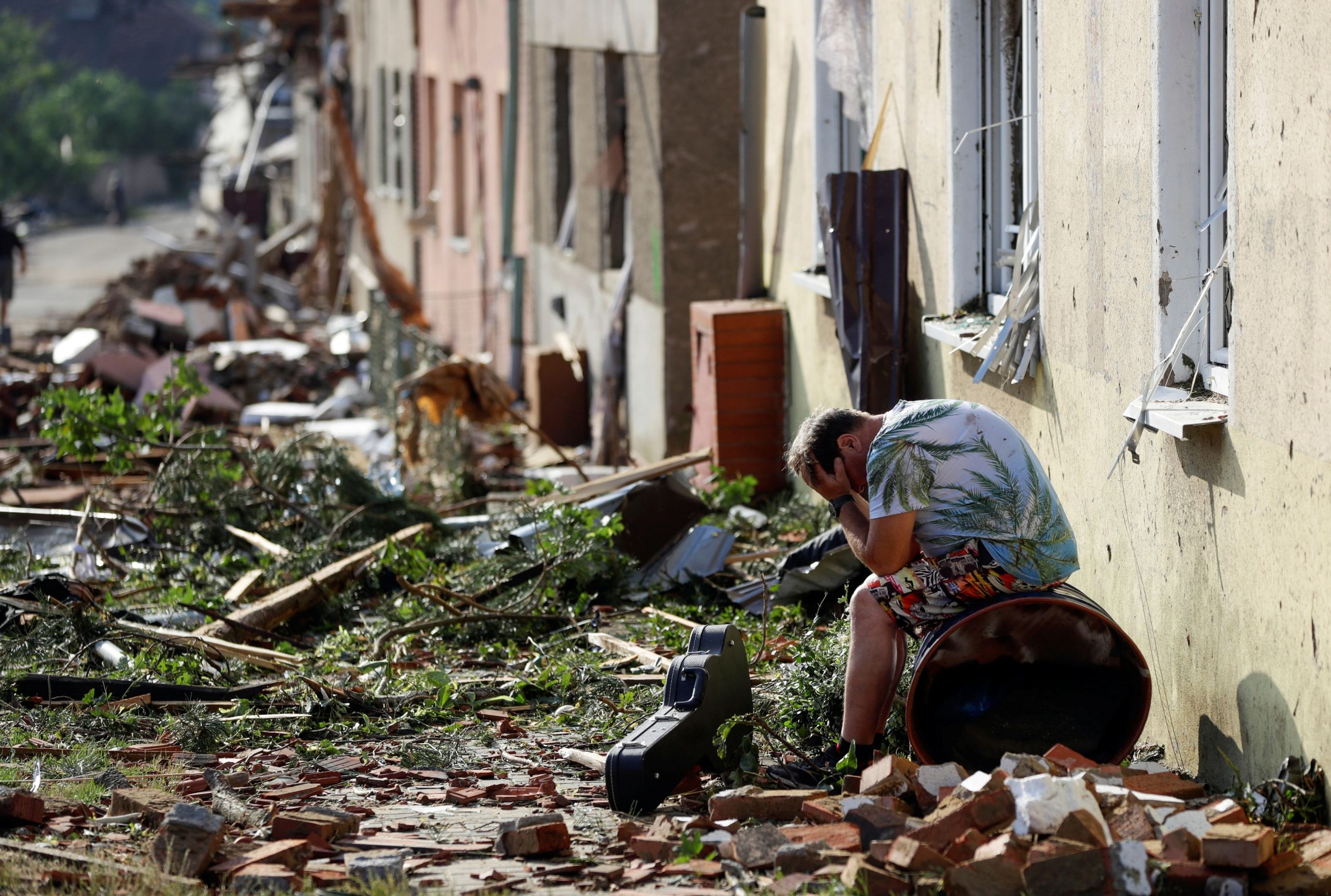 Стихийные бедствия последствия природных катастроф. Торнадо в Чехии 2021. Чехия ураган 2021. Смерч в Чехии в 2021 году. Ураган в Чехии фото.
