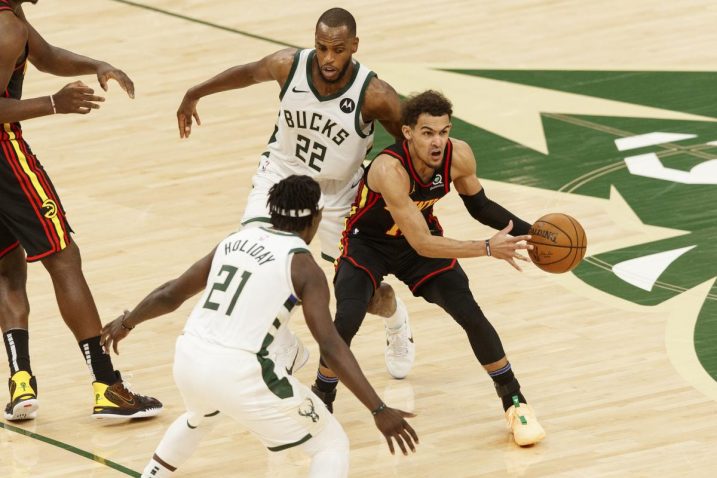 Trae Young opkoljen/Foto: REUTERS