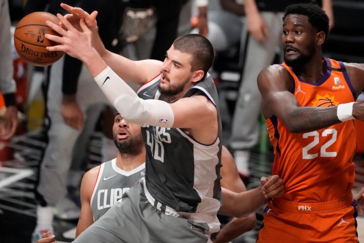 Ivica Zubac i Deandre Ayton/Foto REUTERS