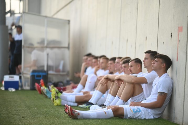 U OČEKIVANJU PRIGODE - Mladi igrači Bijelih/Foto: M. LEVAK