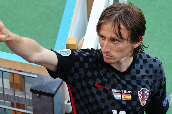 Luka Modrić s krivim grbom na dresu/Foto REUTERS