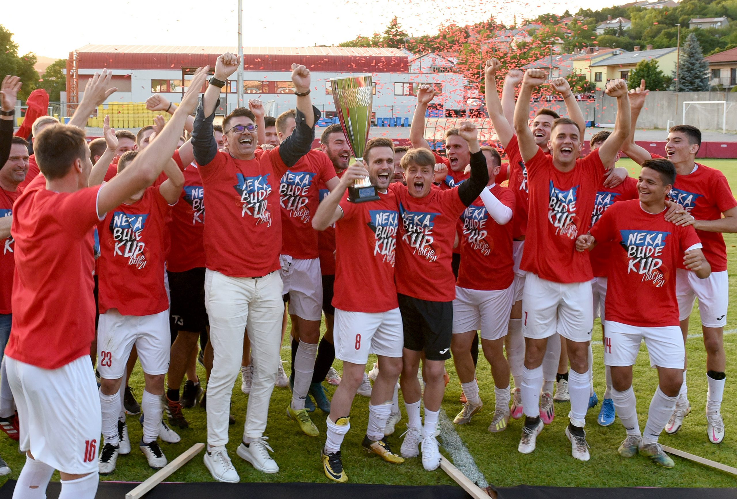 ERUPCIJA RADOSTI - Nogometaši Orijenta 1919 s pobjedničkim peharom/Foto M. GRACIN