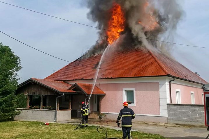 Vatrogasci gase požar na župnom uredu u Sincu