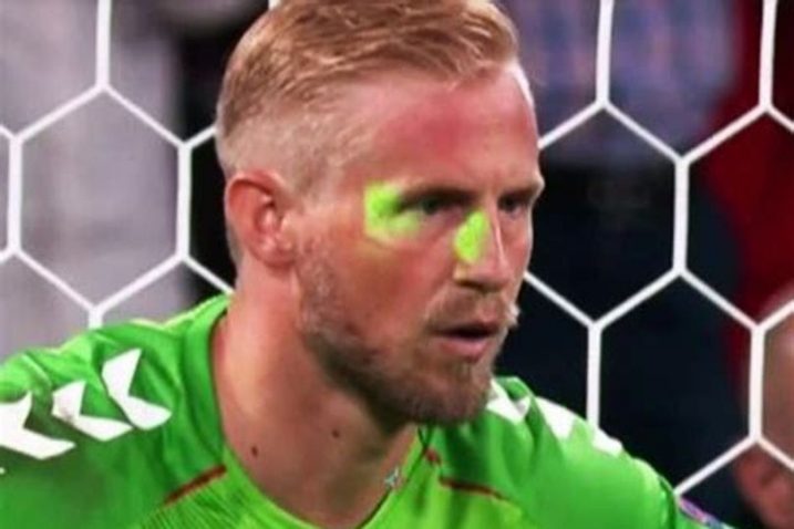 Kasper Schmeichel ometan laserima/Foto: Twitter