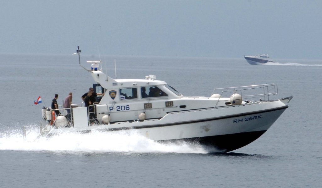 Policija na vrijeme spriječila moguću havariju na moru. Na brodici bila i beba stara tek nekoliko mjeseci - Vimarsana News
