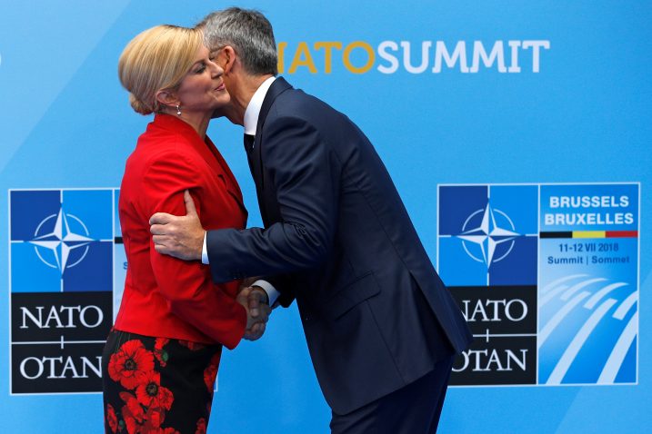 Bliski susret Kolinde Grabar Kitarović i Jensa Stoltenberga na summitu NATO-a 2018. godine / Foto Reuters
