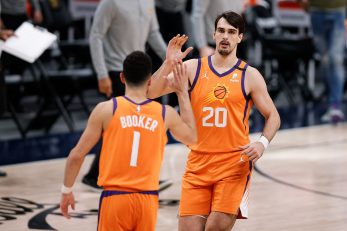 Dario Šarić i Devin Booker/Foto REUTERS