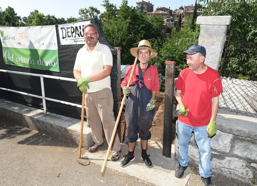 Rad u vrtu ispunjava ih osjećajem korisnosti - Denis, Nenad i Đuro / Snimio Marko GRACIN