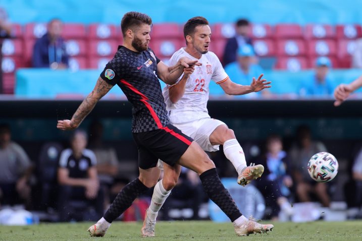 Pablo Sarabia u duelu s Dujom Ćaletom Carom/Foto REUTERS