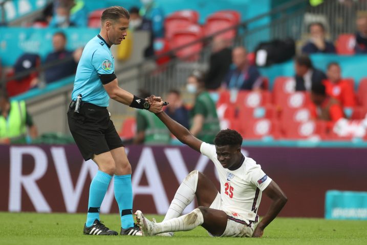 Danny Makkelie i Bukayo Saka/Foto REUTERS