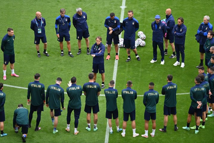 VELIKI ISPIT U SRCU BAVARSKE - Roberto Mancini s igračima/Foto: REUTERS
