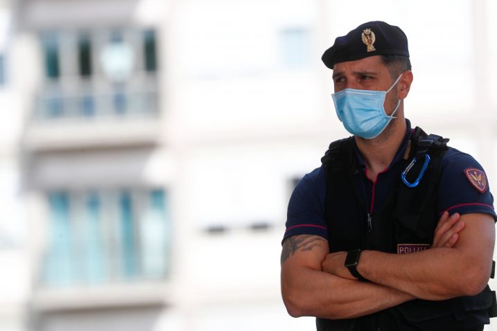 Policajac ispred zgrade bolnice Gemelli / Reuters