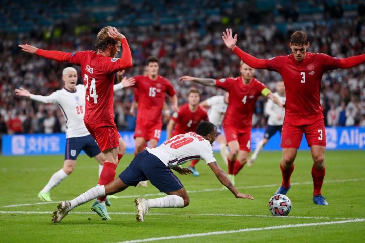 Joakim Maehle i Raheem Sterling u spornoj situaciji/Foto: REUTERS