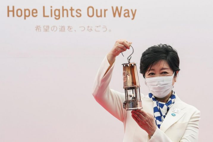 Guvernerica Tokija Yuriko Koike s olimpijskim plamenom/Foto: REUTERS